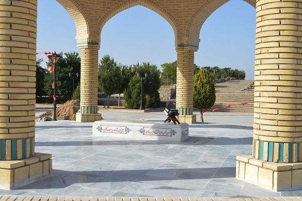 نصب سنگ مزار شهید گمنام پارک بزرگ شهر اشکذر